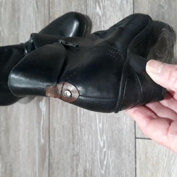 Earth black leather ankle boots. Size 7.5 - Picture 4 of 11